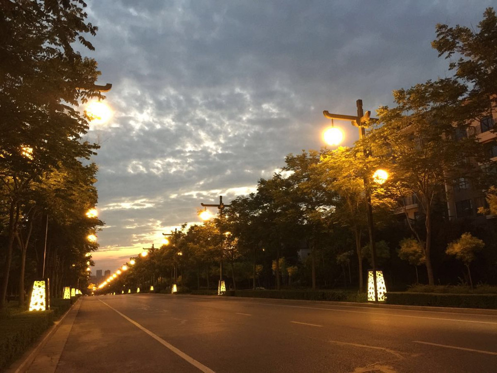 取车的路上偶遇一条洒满晚霞的街道