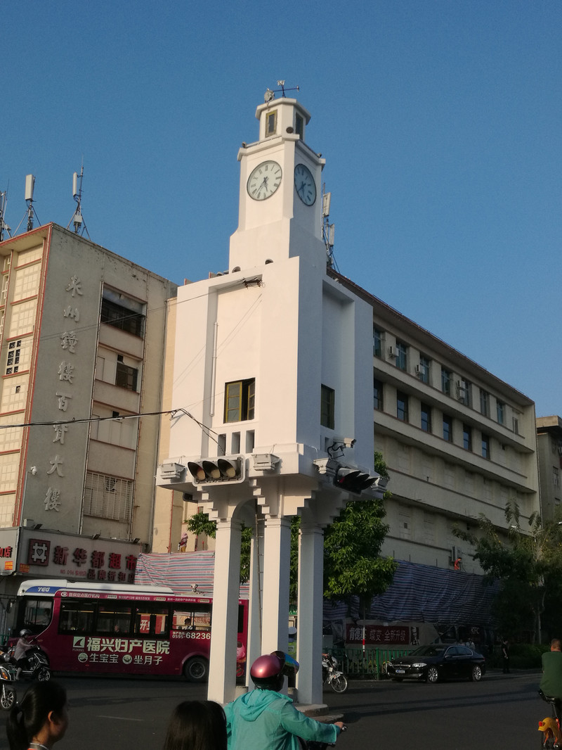 钟楼是1934年,建设东西街十字路时建的标准钟楼,于次年完工.