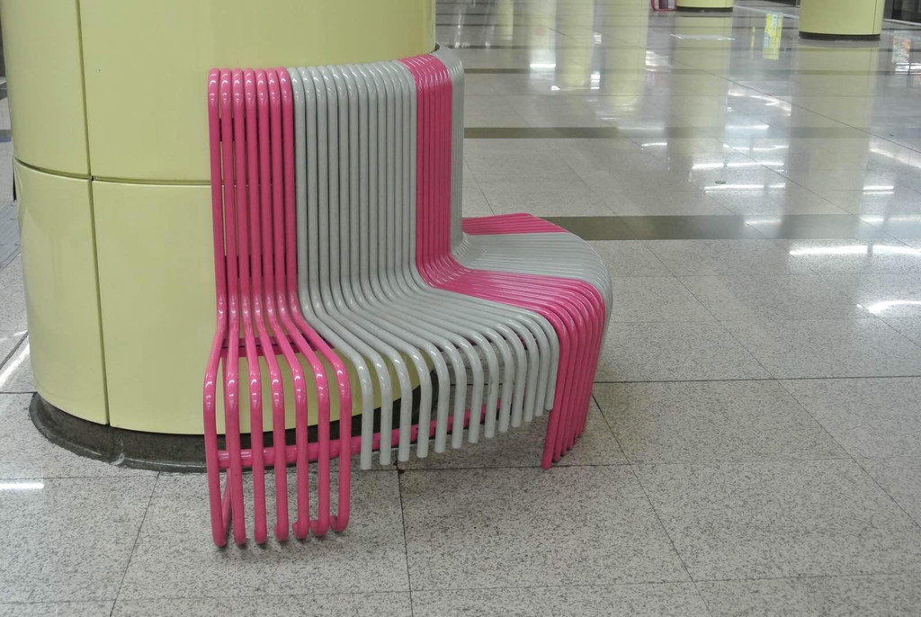  地铁张自忠路站 粉白色相间座椅