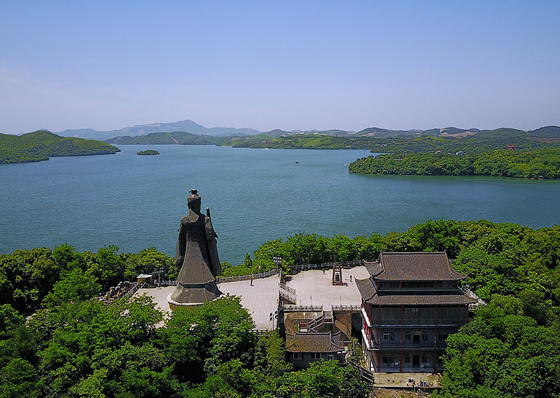 跨岛游船是天目湖山水园主要游览交通工具,穿梭烟波浩渺,感受绿色