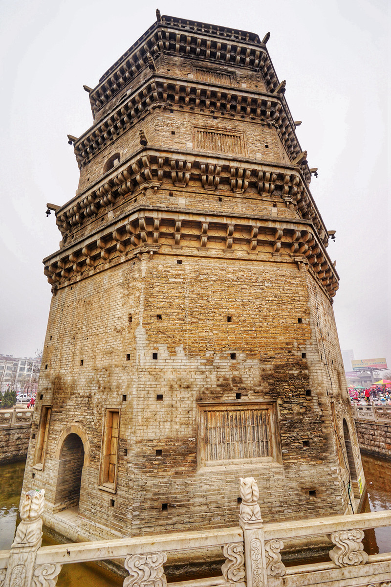 晚上住在郓城,第二天早起去唐塔广场看看郓城的这座观音寺塔,离水浒