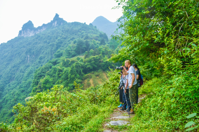 我们此行的目的地到了,爬上一座小山,在这里远眺"双湾"的美景;这个