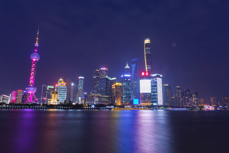 逛上海地标建筑 赏夜晚美景