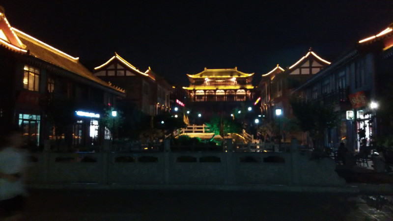 夜幕已经降临,安顿好住宿.我们开车去了青州古城.