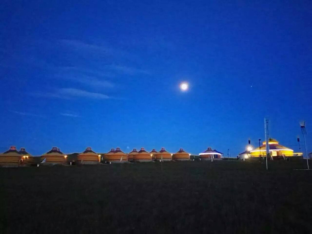 住宿草原景区的蒙古包,很美的夜景