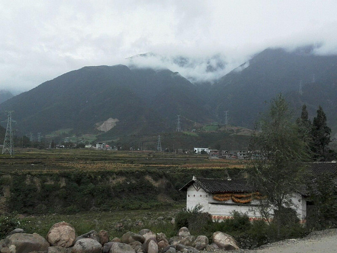 早起冒雨去冕宁县泸沽镇,山道十八弯,泥泞不堪,时常有滑坡和塌方