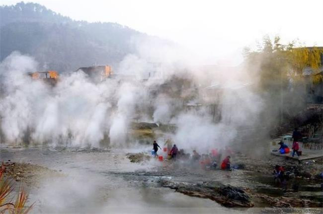 汝城温泉景区位于湘,粤,赣三省交界处的热水镇,景区总面积17平方公里