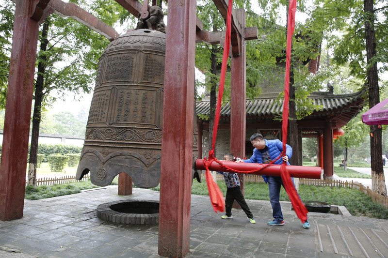 曾经著名的"雁塔晨钟",现在可以每次6元实现敲钟仪式.