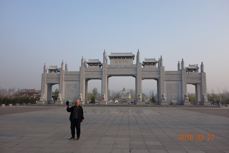 卧佛寺公园大门前的广场上,有一座大型卧佛胜景牌坊,牌坊规模宏大