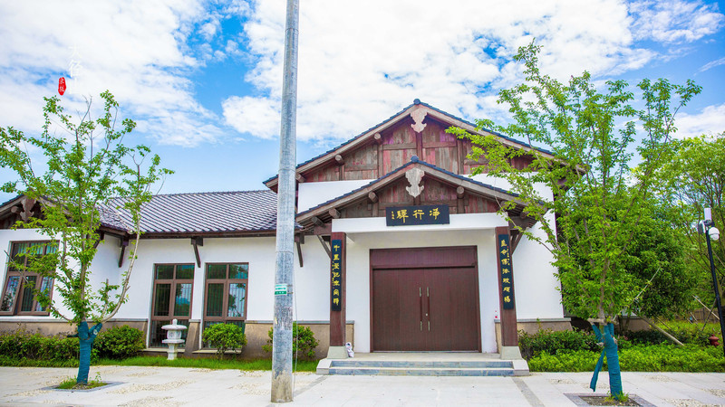 车继续向前开,离别墅大概5公里左右有一个径山微小镇水库.湾涵电影璧张永和图片