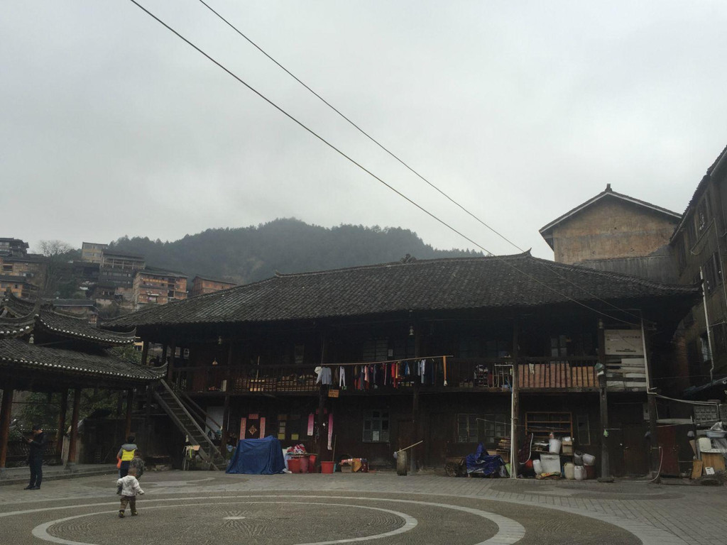 安顿好后,在露台看过了风景,决定下山去走走顺便觅食。 西江苗族是黔东南苗族的重要组成部分之一,现主要居住的是苗族的西氏族。 作为全世界最大的苗寨,西江千户苗寨拥有深厚的苗族文化底蕴,苗族建筑、服饰、银饰、语言、饮食、传统习俗不但典型,而且保存较好。 来到苗寨真是只能随着习俗走了。因为除了入乡随俗,没有别的选择。你出不去,外面的事物也进不来。