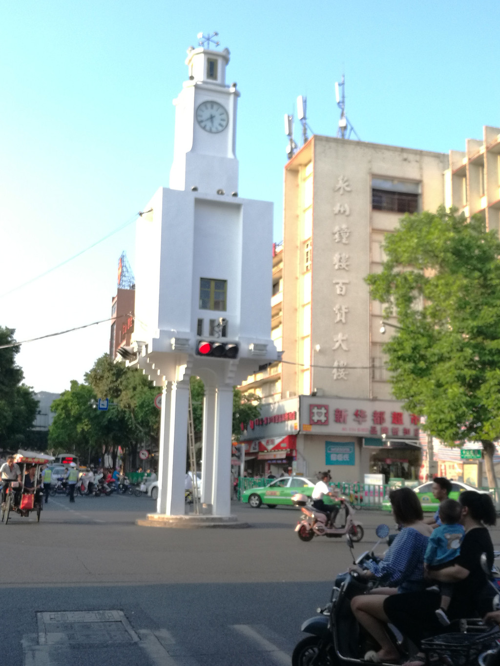 钟楼是1934年,建设东西街十字路时建的标准钟楼,于次年完工.