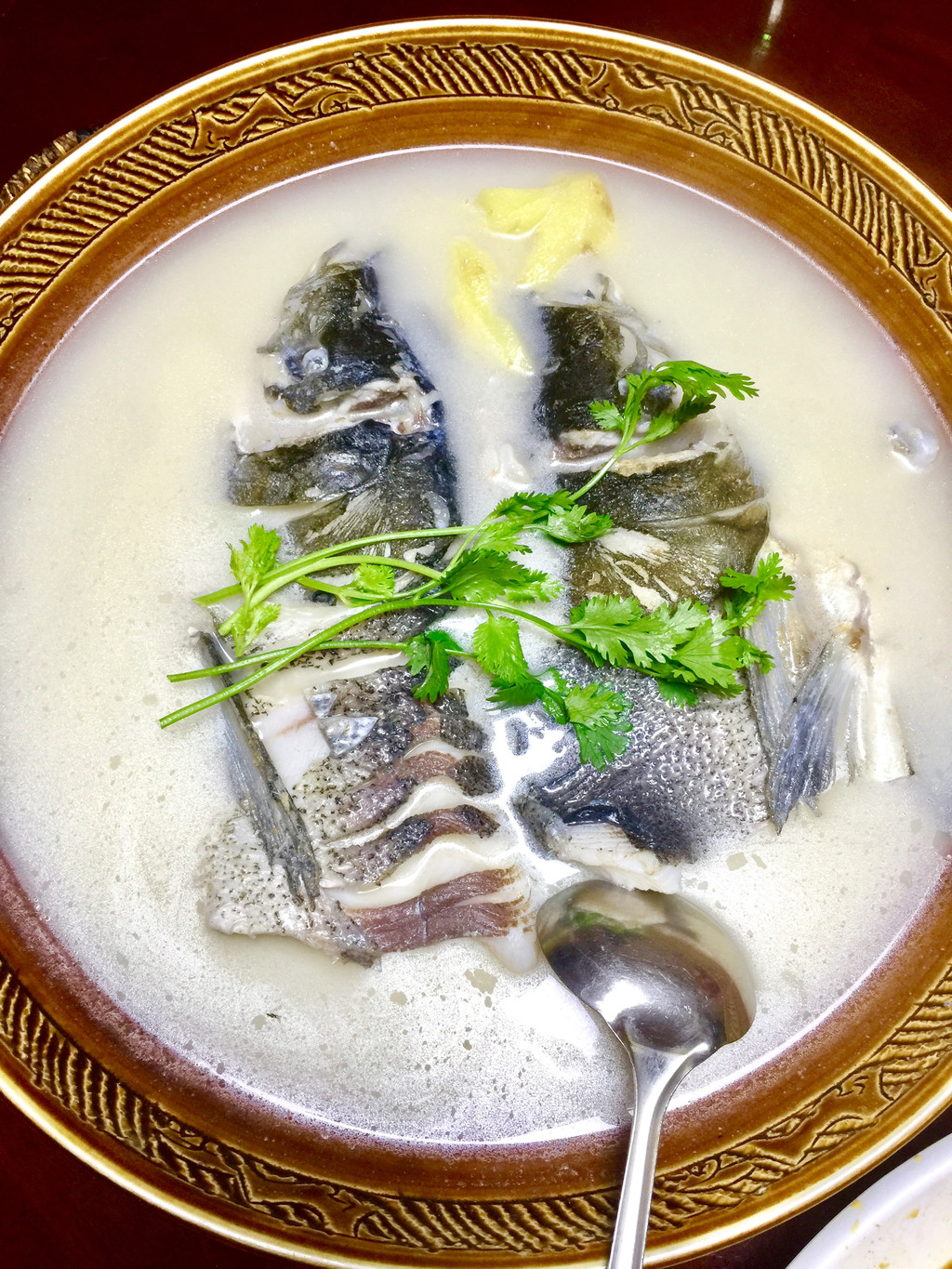 最著名的千岛湖鱼头汤