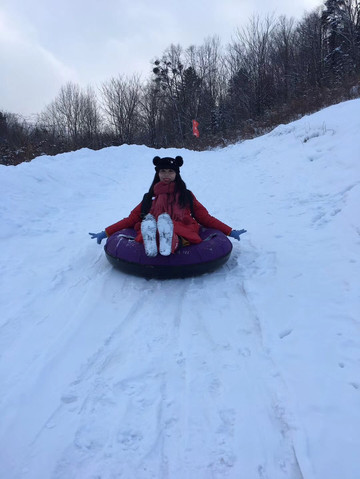 轮胎滑雪真的很好玩,很刺激!