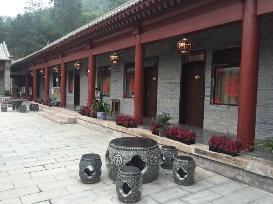 鼹鼠宝宝: 临时起意带娃登长城,为的就是位置方便。出高速到差不多野生动物园停车场那里,有路障不让前行,但说去客栈就放行了。外面大停车场10元一次,客栈门口很多停车位。老板告诉晚上六点多出去大停车场收费的就下班了,第二天离店时再找餐厅要个停车券。客栈很棒,主要是安静,空气好。赶上延庆第一场雪,门口一大片空地白白的,娃踩的很高兴。房间落地大窗,让娃看足缆车。空调、洗澡水都不错。电视频道我就记得有好几个卡通台。早餐没去,规定7:30-8:00的时间。午餐在下面停车场那里吃的李先生,吃完直接缆车上长城,连锁店还是
