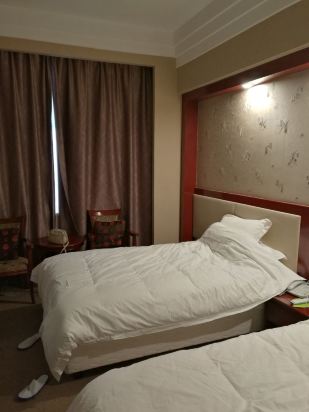 酒店在火车站附近,紧邻鹰潭公园,距离商业中心凯翔新天地和时代广场