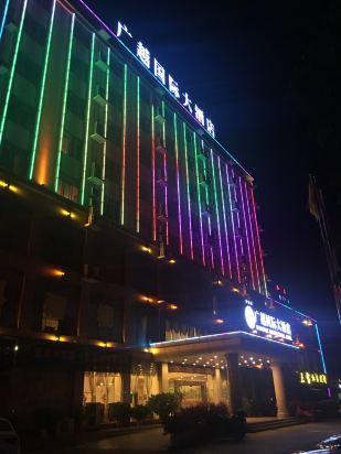酒店外面比较安静,里面环境还好,离市中心有点远,交通不方便,打车都不