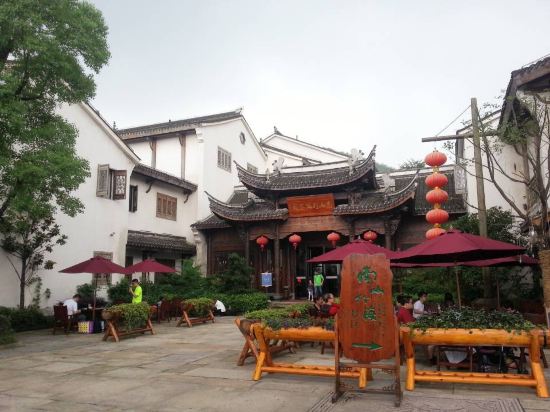 _WeChat25332****: 春节来这里泡温泉,看了附近酒店,这家评价喝价格最合适。 来到这里果然没有失望,老妈都练练夸赞物有所值。 客栈位于山上一点,离林海很近,温泉也就在山下走过去15分钟。 开车上来的时候路边很多农家乐拉客,上山的车子也很多,一开始我们有点担心没地方停车,上来之后发现完全多虑了,有酒店专门免费的停车场,地方很大,就在景点停车场对面。 check in以后服务员带我们进去,里面格局有点七拐八弯,酒店没有电梯,我们在三楼,因为不是一般酒店那种一层楼在一起很多房间的格局,而是分有东西