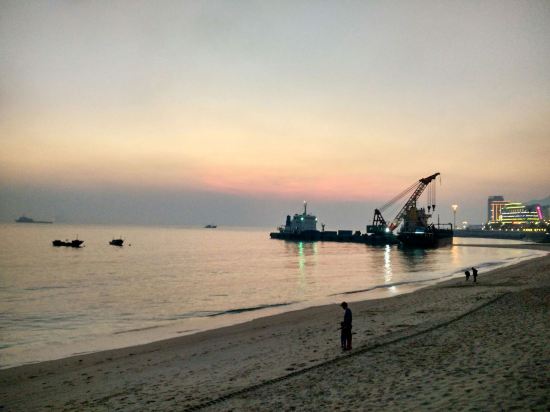 " style="color:#0066cc;cursor:pointer;">联系方式 南澳世纪海景大酒店坐享县城后宅镇海滨路黄金地段,沙滩海岸尽在咫尺,在房间即可尽览碧海长天一色之美景,地理位置极其优越。 酒店楼高17层,有各类客房、公寓260余间,房间宽敞舒适,装修清新、典雅。设有大小会议厅多个,中餐宴会厅配套齐全。 酒店距南澳跨海大桥仅20分钟车程,到达南澳主要景区:宋井、青澳湾、总兵府、雄镇关、风能电场等仅需10-30分钟,酒店毗邻海滨夜市、特色海产品批发一条