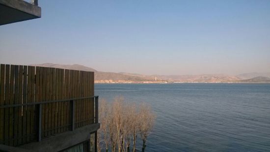 一直想去云南首站选择大理,去大理必定住海景房。感受洱海的美,这次出行说走就走,要住酒店都来不及看,看了马蜂窝跟携程好多酒店已经订满,标准间已经没有了,选来选去选择了这家,唯一不好就是龙龛码头这边一带的酒店太多,居民房也太多 ,我们两个每次出去回酒店都迷路都打电话给酒店找地理位置。酒店里的人都不错。我朋友带了中药过去只是让他们用热水温下,他们很体贴的倒在碗里而且老板还问要不要糖。瞬间觉得好体贴好好啊。这次酒店选对了。酒店虽然不大,略有点偏,但是这些已经不足为道了。我们去大理其实没什么攻略,只是想慢慢的欣赏下
