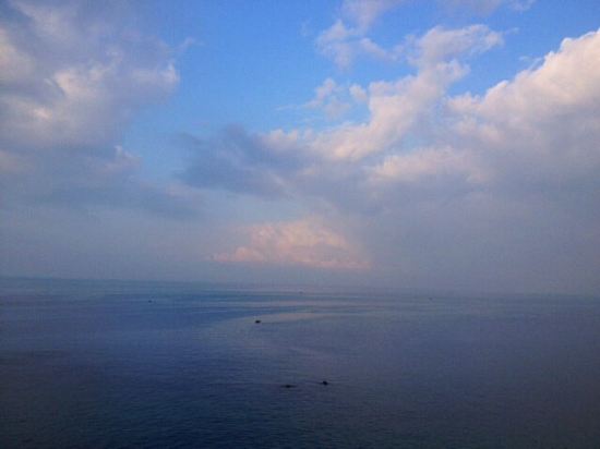 " style="color:#0066cc;cursor:pointer;">联系方式 深圳蓝宝石海景酒店位于中国最美八大海岸之一的大鹏半岛最南部南澳,位置倚山傍海,风光旖旎;与香港平洲岛隔海相望。 蓝宝石海景酒店是一家星级海景休闲度假酒店。店内采用低碳、环保、绿色的设计理念,建筑风格完美展现了海洋风情。客房装饰材料全部采用高档原木家具,彰显身份档次的与众不同,是您招待贵宾、宾朋聚会、居家旅行、共度蜜月的上选之地。 酒店不提供发票。