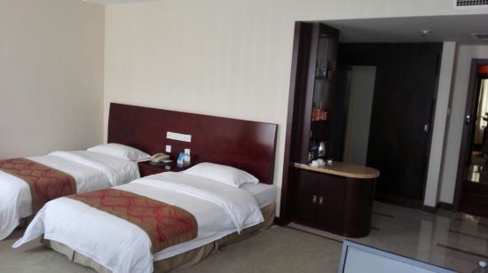 " style="color:#0066cc;cursor:pointer;">联系方式 秦皇岛海上海国际酒店位于秦皇岛市海港区建设大街与文化路交叉口,秦皇岛CBD中心区,地理位置优越,交通极其便利。 秦皇岛海上海国际酒店客房装修豪华典雅,全部选用广东雅柏酒店家具,马来西亚橡木实木,并选用台湾耀光牌环保油漆,健康环保。房间全部为无遮挡落地大窗,设有独立可透视卫生间、宽带网络、配备大屏幕液晶电脑。 酒店设有可容纳20200人的大中小会议室3个,可容纳500余人的无遮挡的宴会大厅1个,