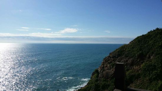 " style="color:#0066cc;cursor:pointer;">联系方式 分界洲岛海钓会所隶属于陵水环球旅业发展有限责任公司,坐落于美丽的热带岛屿-分界洲岛,国内首家5A级海岛型旅游景区,独特的地理位置,造就了分界洲岛迷人的热带气候及景观,被称为是浮在南海上的美丽遗世孤岛,海水洁净,提供潜水、海钓、海底潜艇观光、游艇、海豚表演、鲸鲨观光、住宿、餐饮、海岛婚礼等旅行服务。 分界洲岛被称为是心灵的分界岛、坠落红尘的天堂、一个可以发呆的地方。 小岛位于海