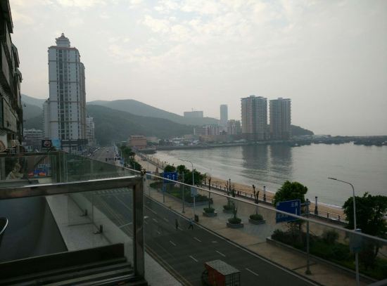 " style="color:#0066cc;cursor:pointer;">联系方式 南澳世纪海景大酒店坐享县城后宅镇海滨路黄金地段,沙滩海岸尽在咫尺,在房间即可尽览碧海长天一色之美景,地理位置极其优越。 酒店楼高17层,有各类客房、公寓260余间,房间宽敞舒适,装修清新、典雅。设有大小会议厅多个,中餐宴会厅配套齐全。 酒店距南澳跨海大桥仅20分钟车程,到达南澳主要景区:宋井、青澳湾、总兵府、雄镇关、风能电场等仅需10-30分钟,酒店毗邻海滨夜市、特色海产品批发