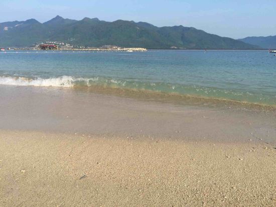 " style="color:#0066cc;cursor:pointer;">联系方式 分界洲岛海钓会所隶属于陵水环球旅业发展有限责任公司,坐落于美丽的热带岛屿-分界洲岛,国内首家5A级海岛型旅游景区,独特的地理位置,造就了分界洲岛迷人的热带气候及景观,被称为是浮在南海上的美丽遗世孤岛,海水洁净,提供潜水、海钓、海底潜艇观光、游艇、海豚表演、鲸鲨观光、住宿、餐饮、海岛婚礼等旅行服务。 分界洲岛被称为是心灵的分界岛、坠落红尘的天堂、一个可以发呆的地方。 小岛位