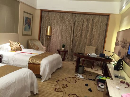 " style="color:#0066cc;cursor:pointer;">联系方式 滨海欧堡利亚大酒店位于海滨之城滨海县,毗邻风景秀丽的南湖风景带及县人民政府、欧堡利亚商业广场,距离沿海高速入口及204国道仅需要几分钟车程,距连云港35分钟车程,距盐城40分钟车程,周边环境优美,交通十分便利。 滨海欧堡利亚大酒店是一家按照高星级标准建造的商务型酒店,由浙江世贸君澜酒店管理公司经营管理。酒店建筑面积为5万多平方米,主楼共11层,拥有各种豪华舒适的房间;有典雅致丽的中、西餐厅、红酒吧