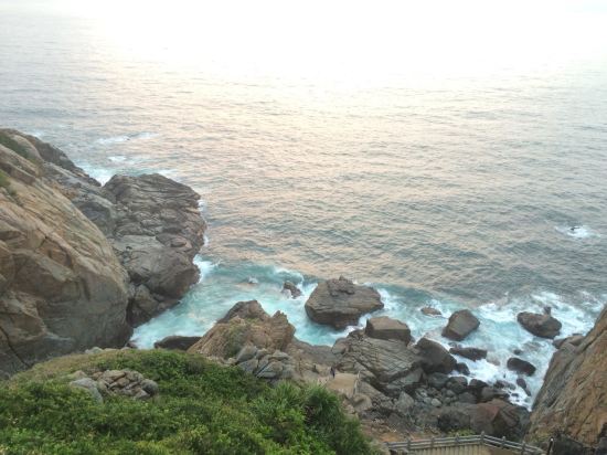 " style="color:#0066cc;cursor:pointer;">联系方式 分界洲岛海钓会所隶属于陵水环球旅业发展有限责任公司,坐落于美丽的热带岛屿-分界洲岛,国内首家5A级海岛型旅游景区,独特的地理位置,造就了分界洲岛迷人的热带气候及景观,被称为是浮在南海上的美丽遗世孤岛,海水洁净,提供潜水、海钓、海底潜艇观光、游艇、海豚表演、鲸鲨观光、住宿、餐饮、海岛婚礼等旅行服务。 分界洲岛被称为是心灵的分界岛、坠落红尘的天堂、一个可以发呆的地方。 小岛位于海