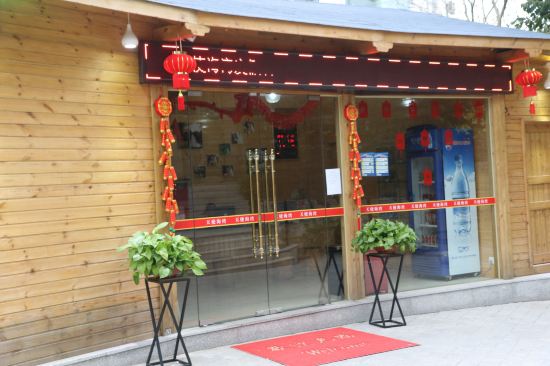 " style="color:#0066cc;cursor:pointer;">联系方式 厦门天使海湾会展酒店座落在厦门风景如画的环岛海滨风景带,依山面海,设施齐全,是度假休闲、会议及商旅居停皆宜的酒店。酒店拥有清雅的园林景致,绿化面积达到百分之九十,花木奇石之间,山海相望,百鸟啾啾,漫步其中,恍若仙境。 酒店地理位置极其优越,左接国际会展中心,右近城市商业中心、旅游中心地带。交通便捷,距市中心、国际会展中心和火车站仅十分钟车程,距机场道路最为通畅,只需二十分钟。去往旅游景点更为方