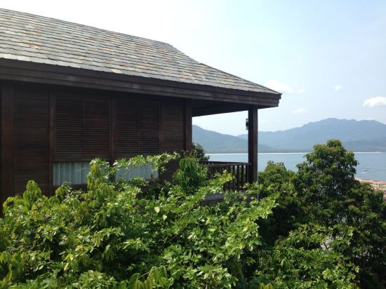 " style="color:#0066cc;cursor:pointer;">联系方式 分界洲岛海钓会所隶属于陵水环球旅业发展有限责任公司,坐落于美丽的热带岛屿-分界洲岛,国内首家5A级海岛型旅游景区,独特的地理位置,造就了分界洲岛迷人的热带气候及景观,被称为是浮在南海上的美丽遗世孤岛,海水洁净,提供潜水、海钓、海底潜艇观光、游艇、海豚表演、鲸鲨观光、住宿、餐饮、海岛婚礼等旅行服务。 分界洲岛被称为是心灵的分界岛、坠落红尘的天堂、一个可以发呆的地方。 小岛位于海