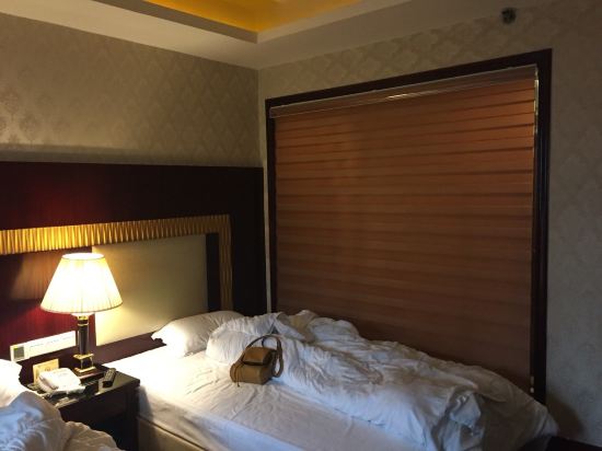 " style="color:#0066cc;cursor:pointer;">联系方式 珠海福海港大酒店位于拱北口岸附近,地处市区繁华的商贸核心地带,紧邻澳门;周边逛街购物、餐饮美食、旅游观光、商务服务等俱全。 珠海福海港大酒店装修风格雅致,设有24小时热水、电热水壶、小冰箱、独立淋浴间、电视、电脑等;提供口碑不错的中式餐饮、粤式早茶、中式宴会等服务。