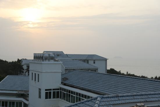 " style="color:#0066cc;cursor:pointer;">联系方式 厦门天使海湾会展酒店座落在厦门风景如画的环岛海滨风景带,依山面海,设施齐全,是度假休闲、会议及商旅居停皆宜的酒店。酒店拥有清雅的园林景致,绿化面积达到百分之九十,花木奇石之间,山海相望,百鸟啾啾,漫步其中,恍若仙境。 酒店地理位置极其优越,左接国际会展中心,右近城市商业中心、旅游中心地带。交通便捷,距市中心、国际会展中心和火车站仅十分钟车程,距机场道路最为通畅,只需二十分钟。去往旅游景点更为方