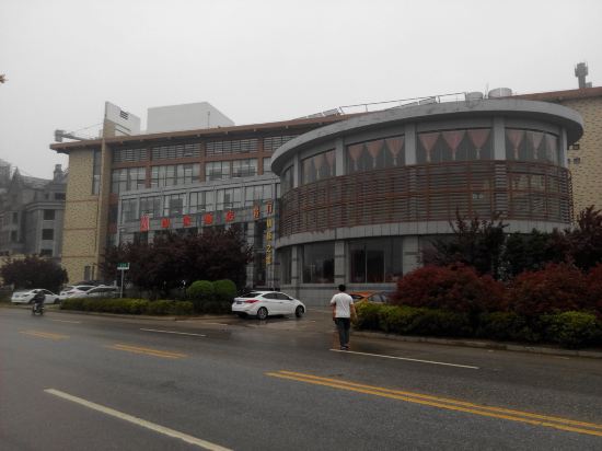 首旅如家酒店集团是由原首旅酒店集团和如家酒店集团合并后的新集团。首旅与如家的优势互补、资源整合,达到产品全系列、信息全覆盖、会员全流通、价值全方位的效果,为首旅如家酒店集团的整体业务带来升级,并加速以酒店为主的住宿产品的迭代更新。首旅如家酒店集团专注核心主营,积极跨界创新,建设以客户价值为导向的生态圈,也为国内酒店行业及其他周边服务行业提供了协作嫁接、产品创新的可能。首旅如家酒店集团在未来将继续引领行业,推动国内住宿行业的发展变革。 合并后的首酒如家酒店集团,截止2016年12月,在国内360余个城市运营