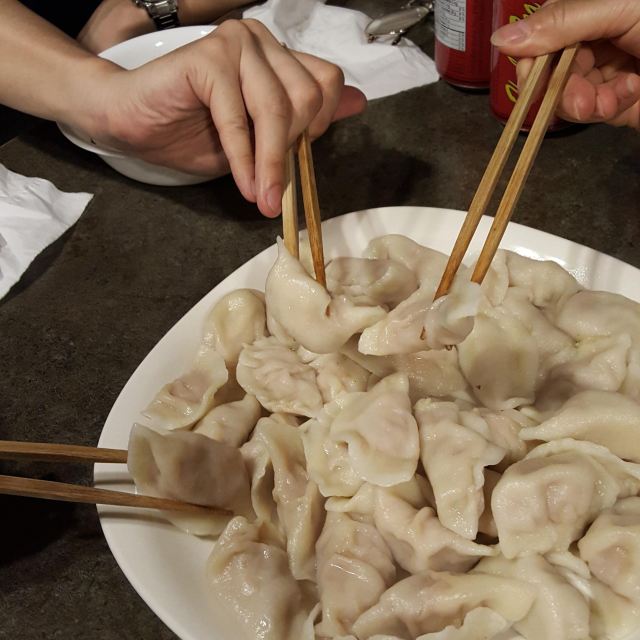 热热闹闹吃饺子.