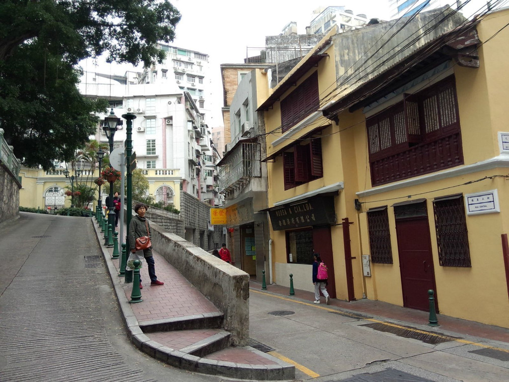 岗顶前地