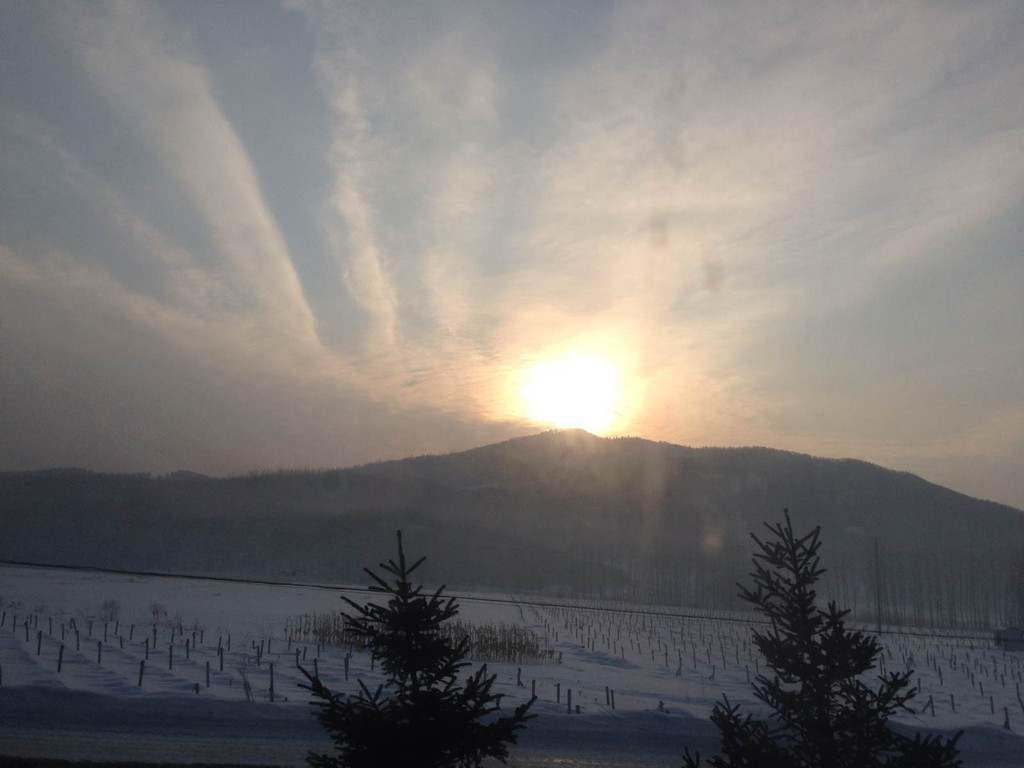 早上四点多就起床前往亚布力滑雪场,从雪山顶上初升的太阳