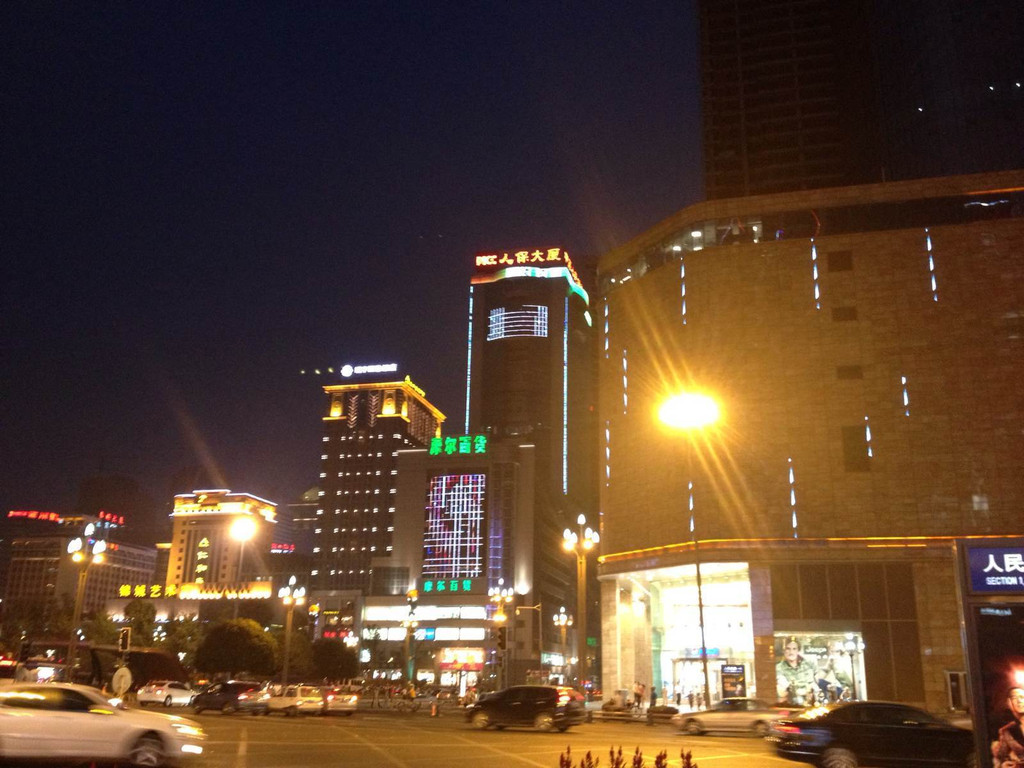 成都街头夜景                              