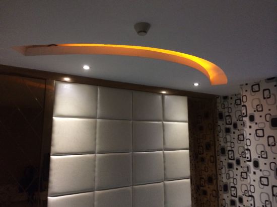 " style="color:#0066cc;cursor:pointer;">联系方式 速8酒店(杭州西湖青年路店)位于杭州市区繁华的商业中心,交通便利,距离西湖仅500米,东临南宋御街仅20米,南临河坊街,西距湖滨步行街,解百购物中心,北靠吴山夜市一条街,距杭州火车站仅3公里。酒店客房设施齐全,装修精致,拥有复式套房、商务大床房、商务双床房、豪华双床房、标准双床房、标准大床房、经济大床房等各类房型,为宾客提供舒适的床上用品,住宿环境。酒店宽带上网,独立卫生间,24小时热水,超大液晶电视