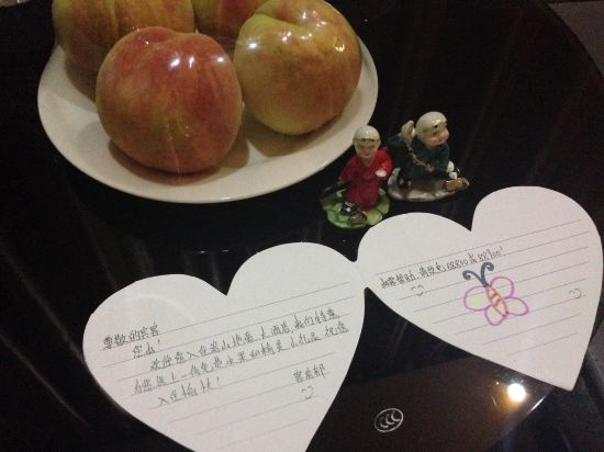 客房赠送的水果和小礼物,手写的问候卡.