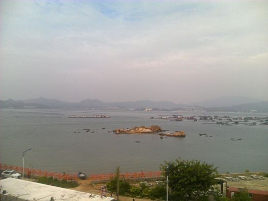 E3769****: 这家家庭旅馆的霓虹灯招牌叫辉海旅馆,东山码头附近的东山村78号,乘坐m274路公交在东山码头下直走50米左上走30米到海边的路,再右转直走300米就到了。旅馆离海边很近就50米。老板还有一栋旅馆在重新装修就是网上说的东山村33号。旅馆是无电梯的,一共5层大约30间客房,大部分客房推窗见海,顶楼中厅是连着大平台的海景客厅,可晾晒衣物和乘凉看海景,全楼有wifi,有摄像头监控,2~4楼中厅台球 乒乓球 自动麻将桌。这次住208房,房间装修很新,新的液晶电视(只能收深圳的几个台和央视1台)