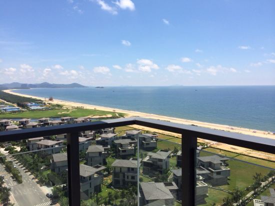 " style="color:#0066cc;cursor:pointer;">联系方式 一呆公寓阳江海陵岛保利银滩(原阳江海陵岛保利银滩伊思德度假公寓)地处海陵岛十里银滩西区,毗邻5A级景区十里银滩。周边景点、特色小吃街、银行、超市、餐馆、百货商店样样俱全。 客房装修独特,分为东南亚、现代、地中海三种风格。东南亚风格融合热带海岛特色,采用深色天然木质原材料,配以金色壁纸、丝绸床幔、柔和灯光。 现代风格以独特的海岛风情诠释时尚都市生活。地中海风格运用海与天明亮色