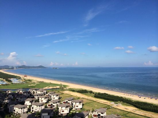 " style="color:#0066cc;cursor:pointer;">联系方式 一呆公寓阳江海陵岛保利银滩(原阳江海陵岛保利银滩伊思德度假公寓)地处海陵岛十里银滩西区,毗邻5A级景区十里银滩。周边景点、特色小吃街、银行、超市、餐馆、百货商店样样俱全。 客房装修独特,分为东南亚、现代、地中海三种风格。东南亚风格融合热带海岛特色,采用深色天然木质原材料,配以金色壁纸、丝绸床幔、柔和灯光。 现代风格以独特的海岛风情诠释时尚都市生活。地中海风格运用海与天明亮色
