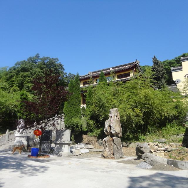 花山玉泉寺在南京市高淳区城东南15公里的花山半腰,相传始建于南北朝.