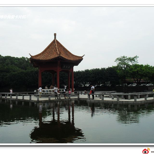 莲花女像身后的莲花湖,湖中有莲芳亭.