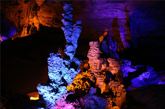 桥下传说是九龙洗澡的地方,导游说这座桥是整个九龙洞内唯一一个人造