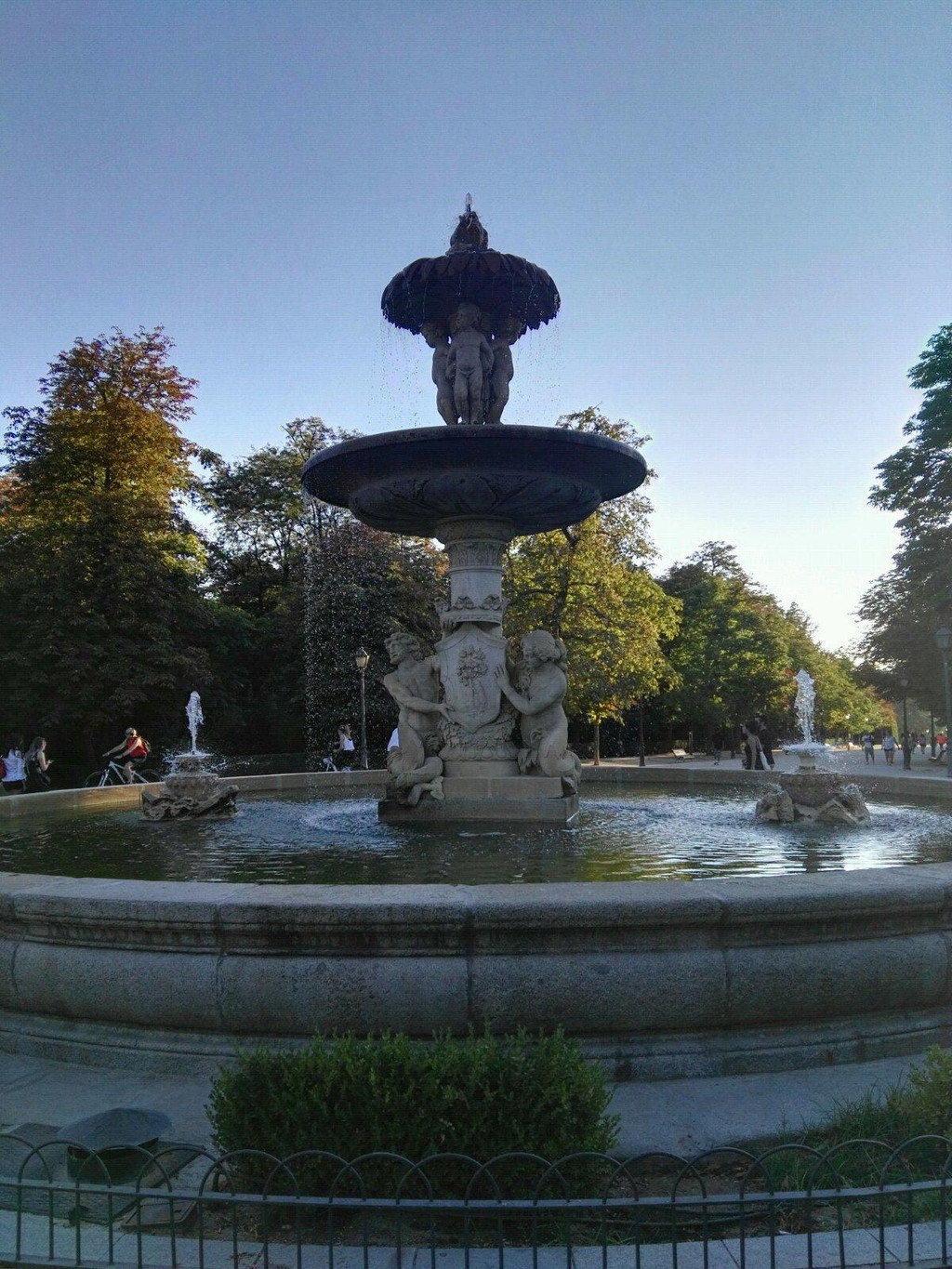 丽池公园 丽池公园是马德里