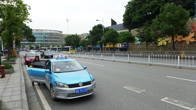             记:溁湾镇地铁站周边